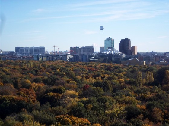 Tiergarten mit Sony Center im Hintergrund