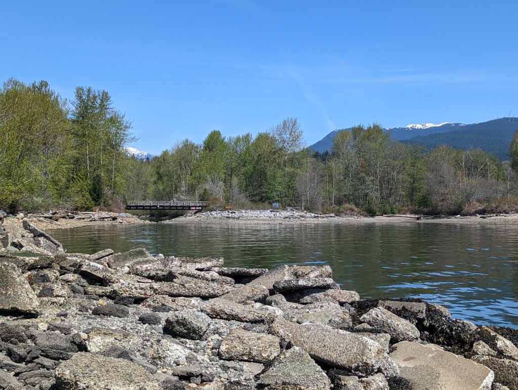 Ufer der Maplewood Flats in North Vancouver.