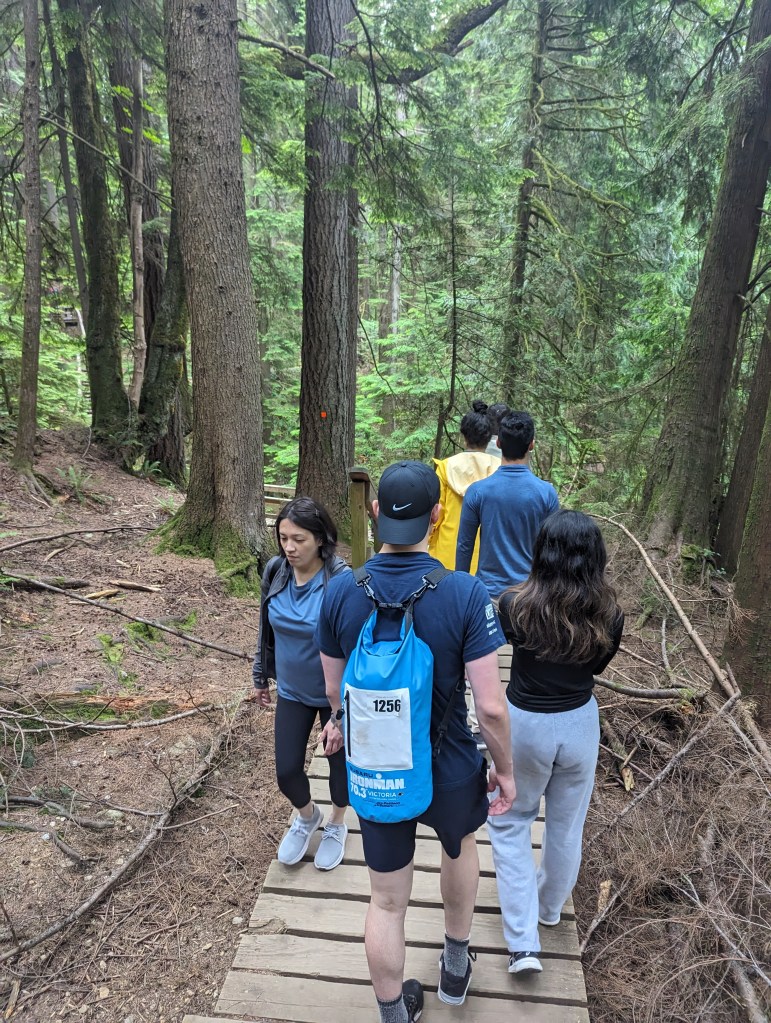Menschen auf dem Quarry Rock in Deep Cove.