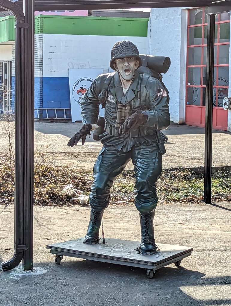 Die Attrappe eines amerikanischen Soldaten steht vor einem Laden.