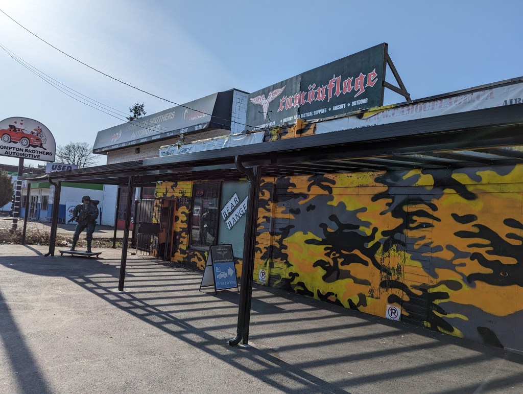 Ein Shop, der "Camöuflage" heißt. Vor dem Geschäft steht die Attrappe eines amerikanischen Soldaten.