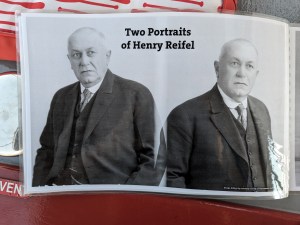 In einem laminierten Heft, das auf dem Boot liegt, sieht man zwei schwarz-weiße Portraitbilder von Henry Reifel nebeneinander, die sich sehr ähneln.