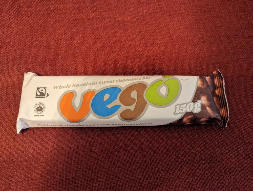Ein  veganer Schokoriegel mit Haselnüssen der Marke "Vego".