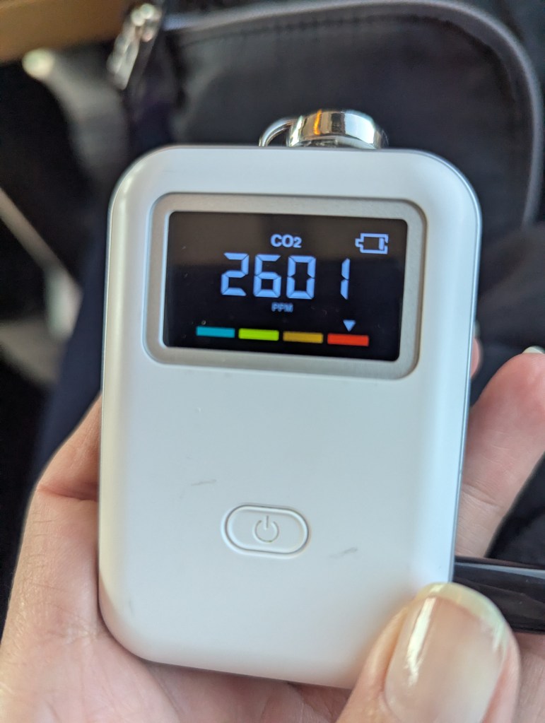 Ein CO2-Messgerät zeigt den Wert 2601 ppm an.