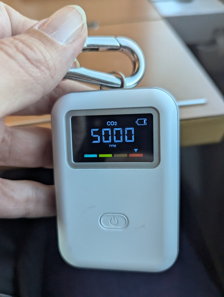 Ein CO2-Messgerät zeigt den Wert 5000 ppm an.