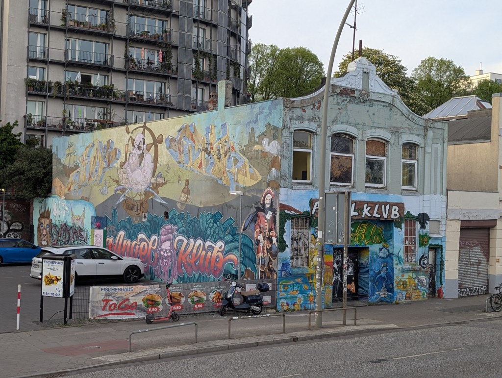 Ein altes Haus namens "Angelkub" mit bunt bemalten Graffiti und Murals.