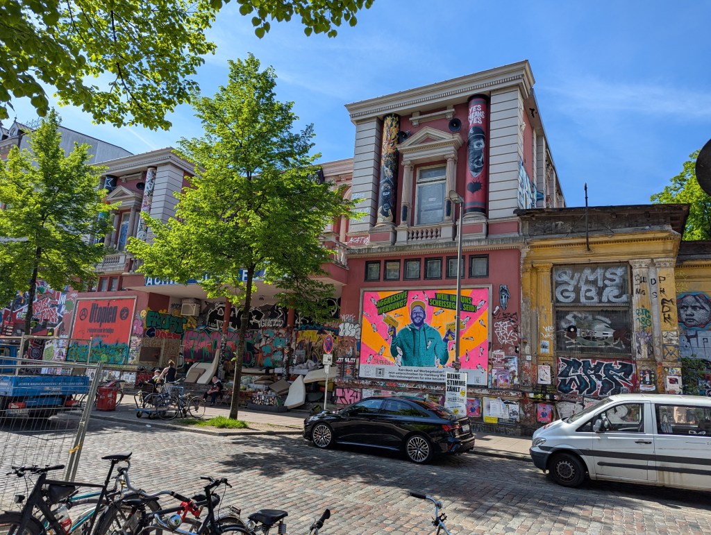 Ein mit vielen Grafitis angemaltes historisches Gebäude mit Säulen und verschiedenen anderen architektonischen Elementen. 