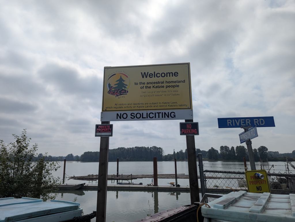 Ein Schild mit der Aufschrift "Welcome". Außerdem steht darauf, dass es das Gebiet der Katzie People ist und es ist "No Soliciting" vermerkt.