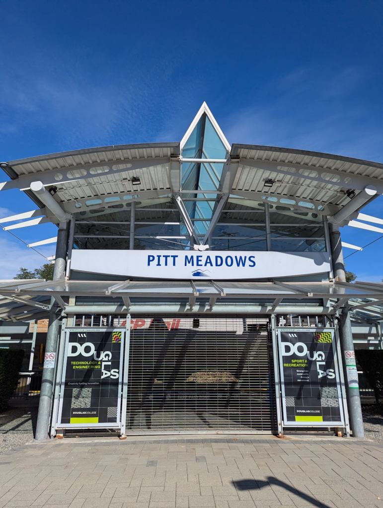 Der geschlossene und daher vergitterte Bahnhof von Pitt Meadows.