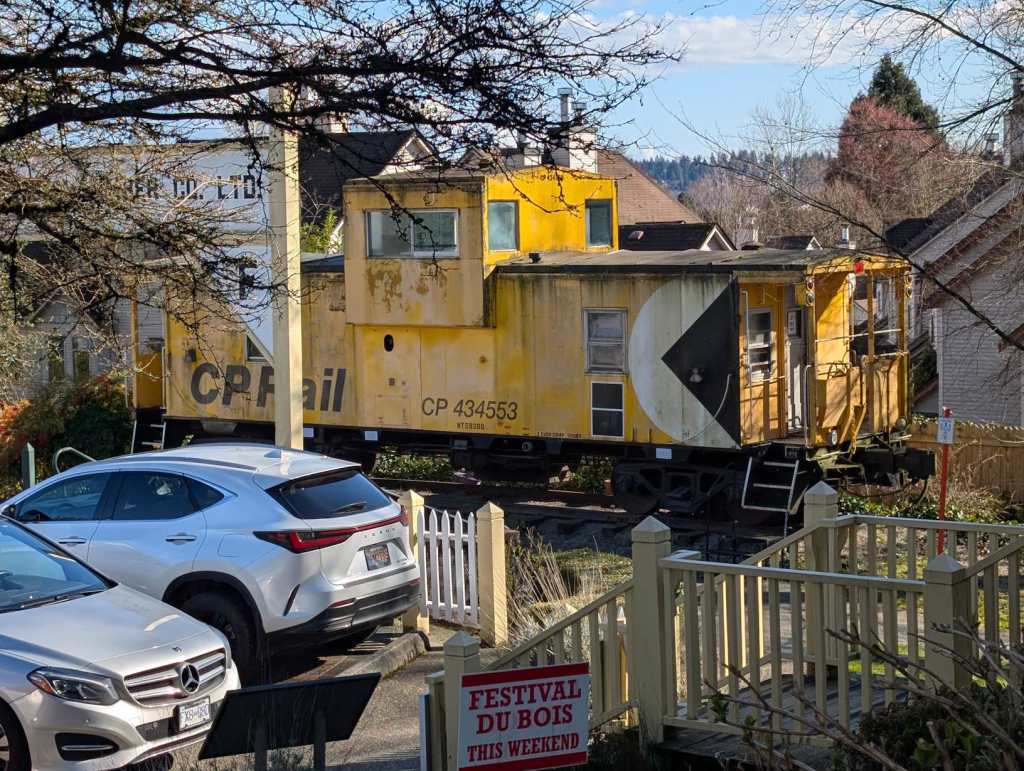 Eine gelbe Lok von CP Rail ist im Freien ausgestellt. Ein kleiner hölzerner Zaun wurde darum gebaut. Eine gelbe Lok von CP Rail ist im Freien ausgestellt. Ein kleiner hölzerner Zaun wurde darum gebaut.