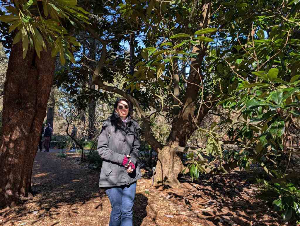 Ich lache doof in die Kamera, hinter mir ein Baum.