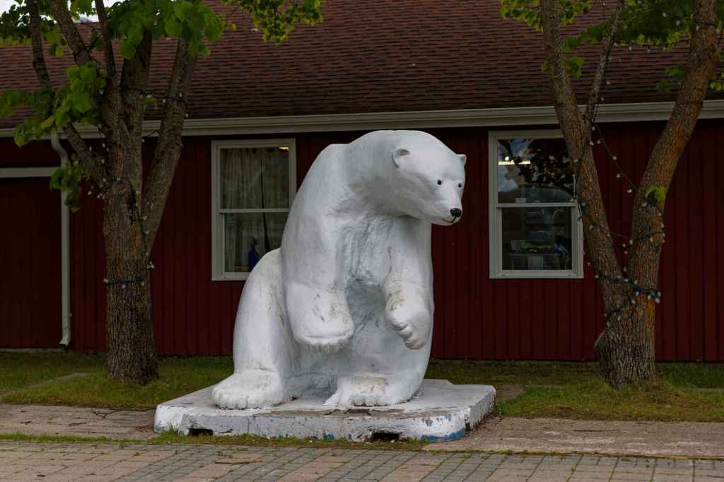 Eine etwas kindlich anmutende Skulptur in Form eines Eisbären