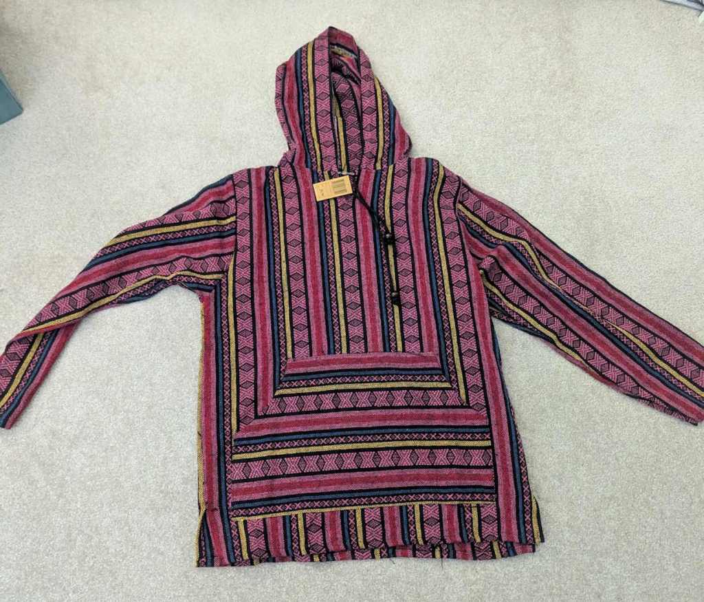 Ein bunt gestreiftes Hoodie