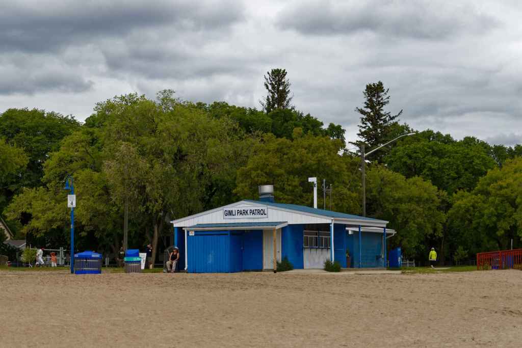 Ein blaues Haus am Strand auf dem "Park Patrol" steht.