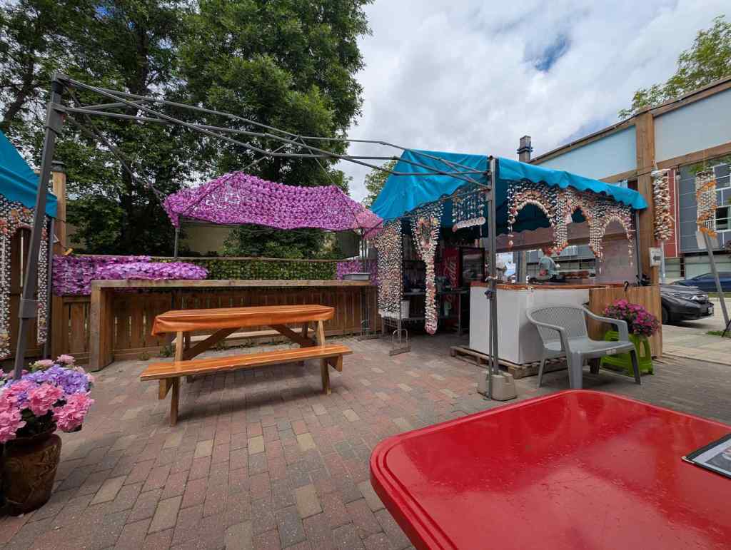Patio eines Thai-Restaurants mit bunten Muschelvorhängen