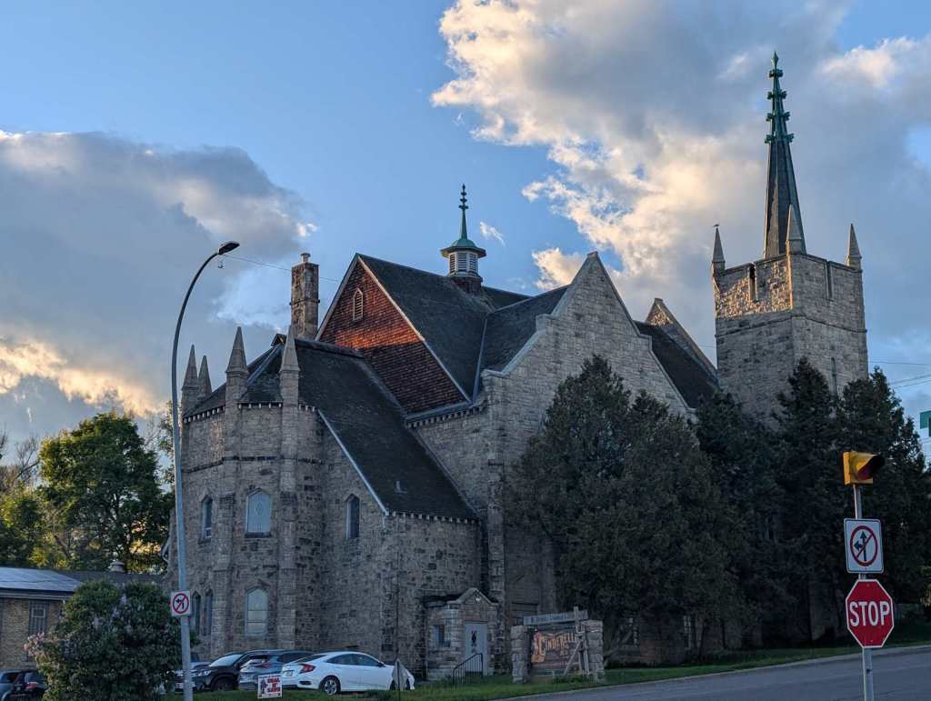 Ein steinernes Kirchengbäude mit vielen Türmen.