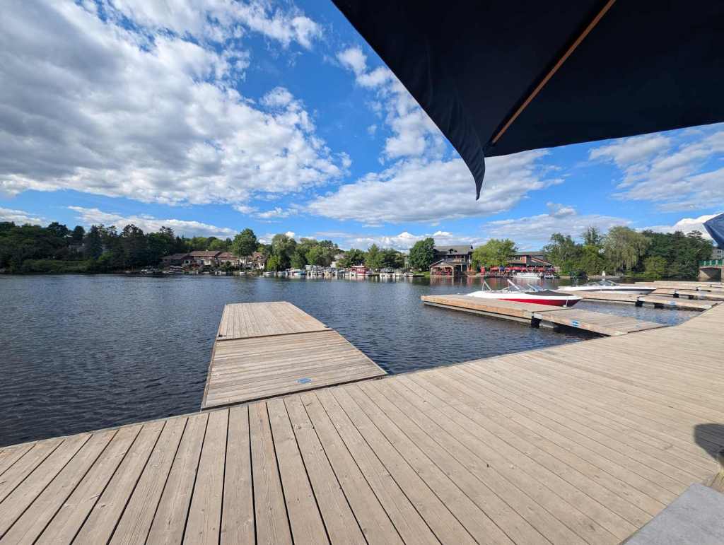 Hölzerne Stege in einem See