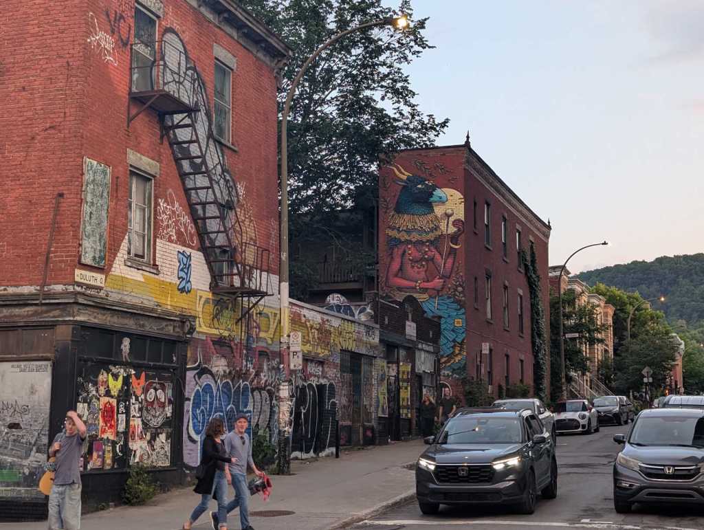 Ein Mural von einer götterähnlichen Figur mit Ziegenkopf und weiblicher Brust.