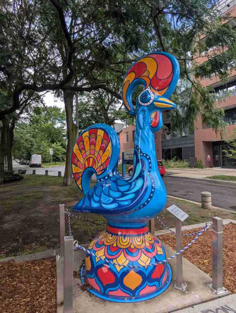 Eine bunt angemalte Hahn-Skulptur. Der Hahn ist eines der nationalen Symbole Portugals.