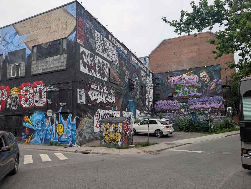 Verschiedene bunte Graffiti, unter anderem der Joker.