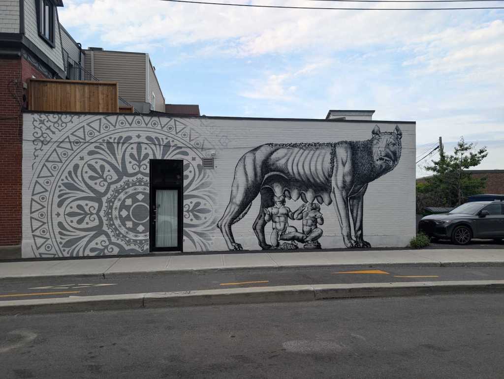 Ein schwarz-weißes Mural, das Romulus und Remus zeigt.